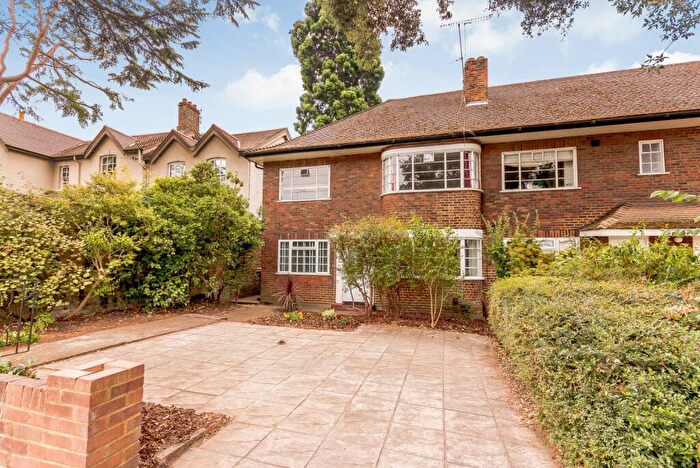 2 Bedroom Maisonette For Sale In Liverpool Road, Kingston Upon Thames, KT2