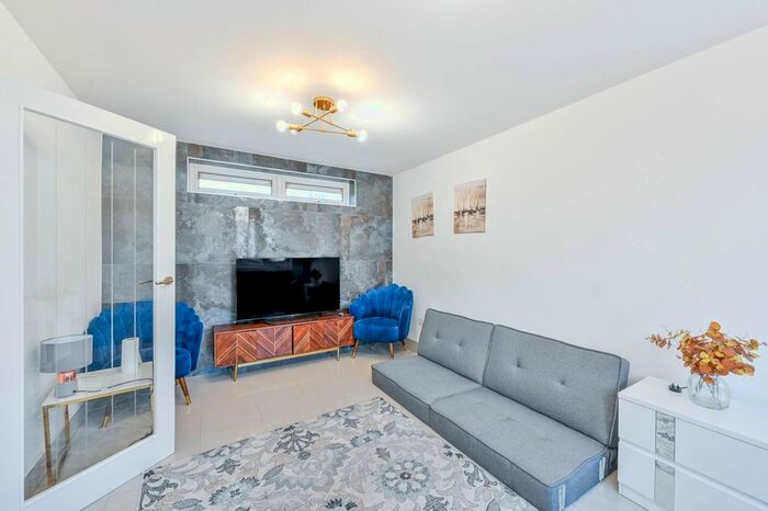 2 Bedroom Flat To Rent In Williamson Street, Islington, London, N7