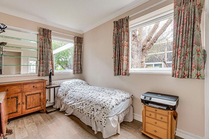 2 Bedroom Flat To Rent In Coleridge Court, Parkleys, TW10