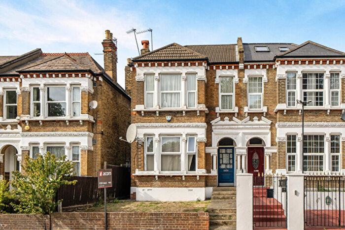 2 Bedroom Apartment For Sale In Catford Hill, London, SE6