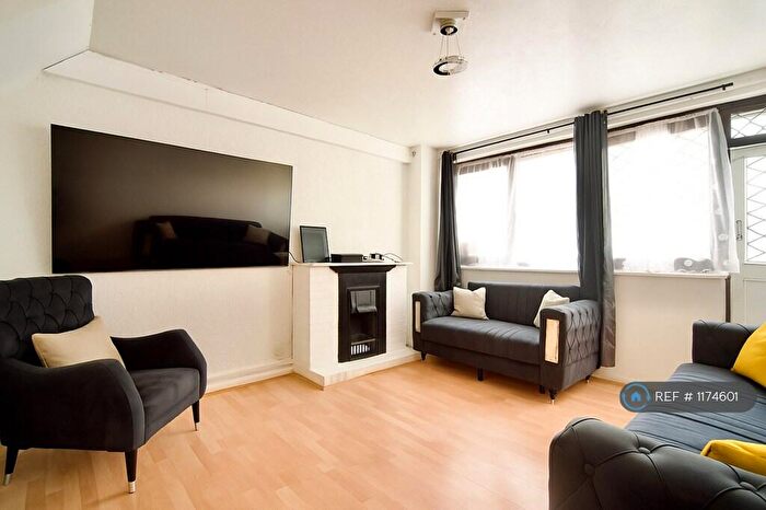 2 Bedroom Maisonette To Rent In James Anderson Court, London, E2
