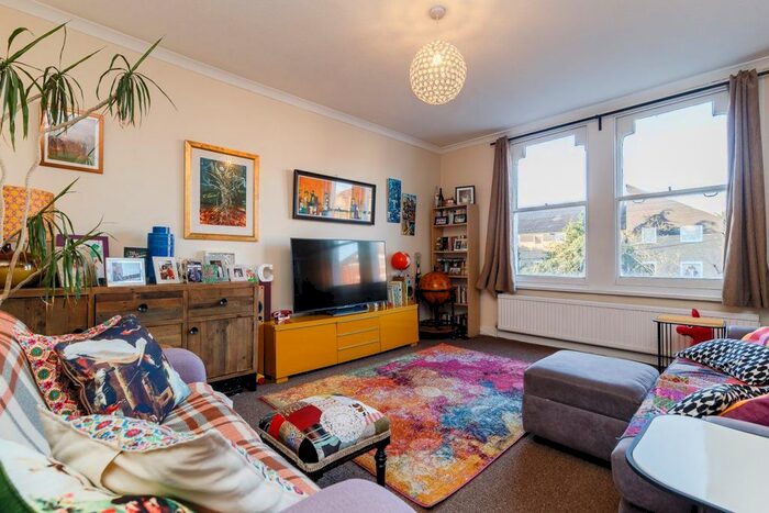 2 Bedroom Flat To Rent In Culverden Road, London, SW12