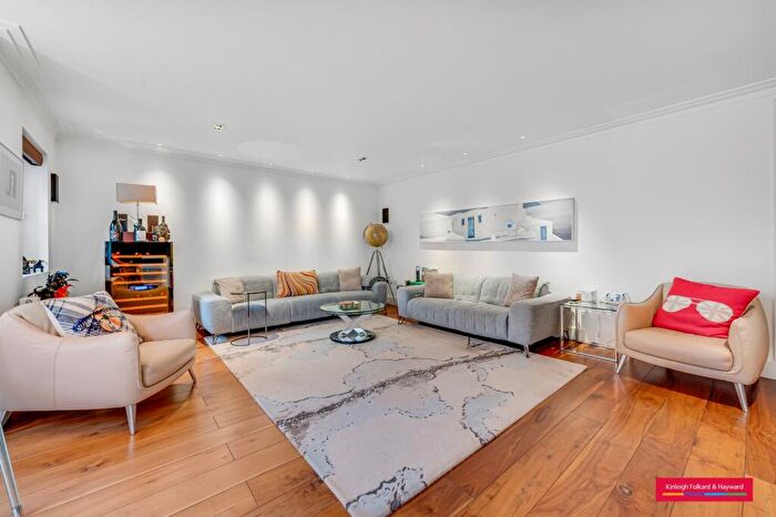 3 Bedroom Flat To Rent In Rosslyn Hill, London, NW3