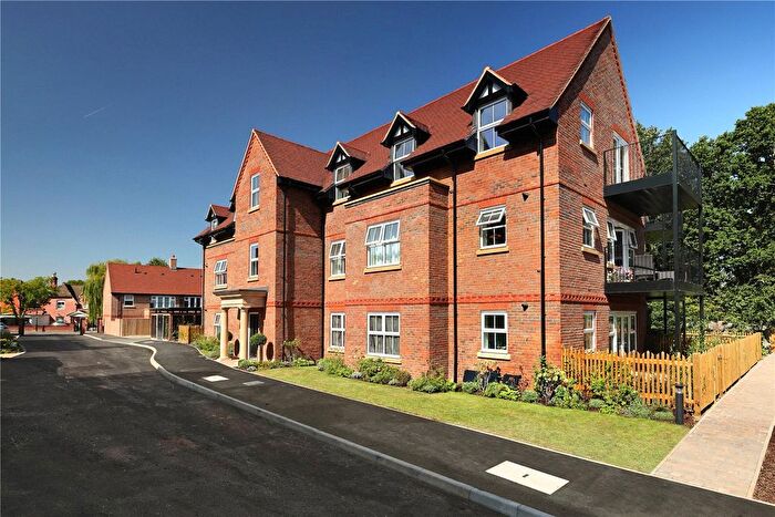 1 Bedroom Flat For Sale In Pinewood Place, Hatch Lane, Windsor, Berkshire, SL4