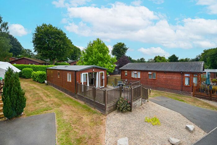 2 Bedroom Mobile/park Home For Sale In Edgeley Park, Albury, GU5