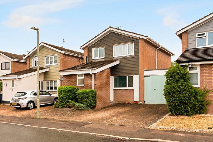 3 Bedroom Link Detached House For Sale In Elizabeth Road, Henley-On-Thames, RG9