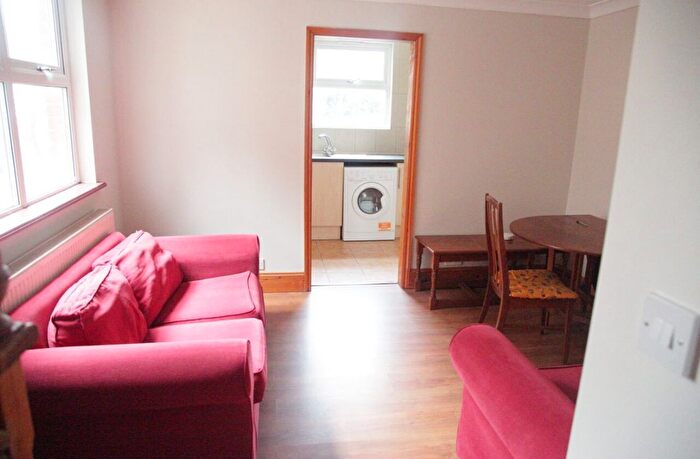 3 Bedroom Flat To Rent In Tooting Bec Road, London, SW17