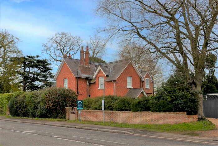 3 Bedroom Semi-Detached House For Sale In Aylesbury Road, Wing, Buckinghamshire, LU7