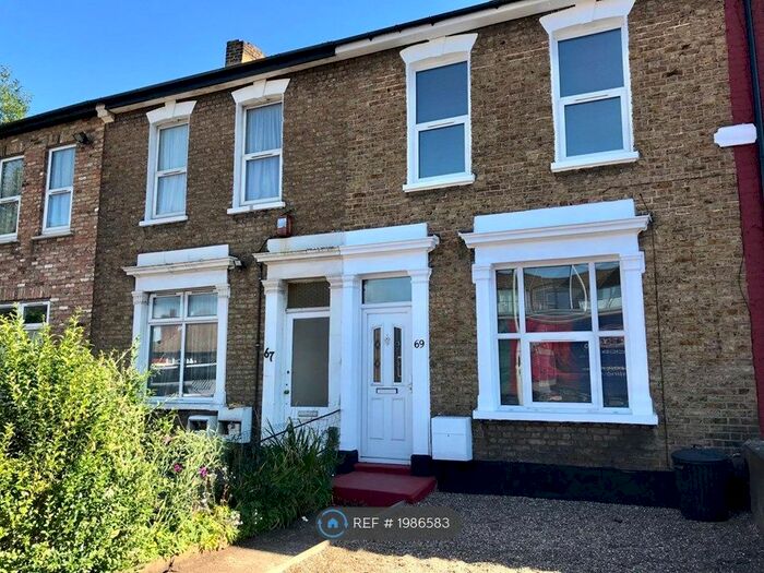 Studio To Rent In Bowes Road, London, N13