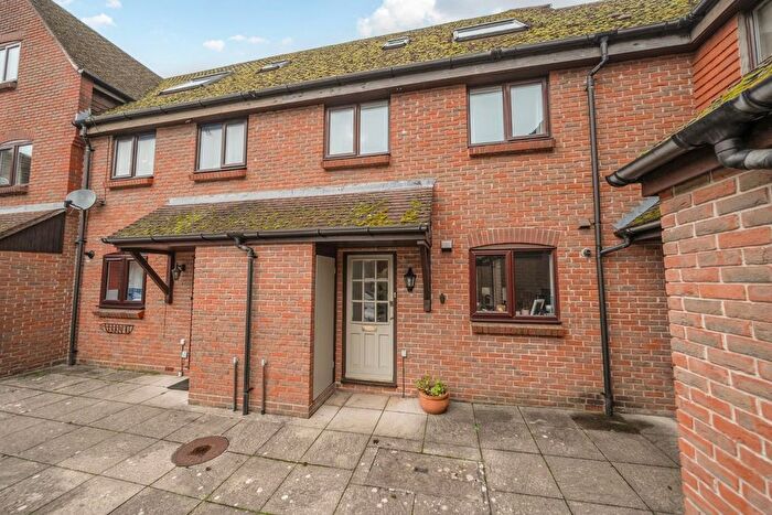 3 Bedroom Property For Sale In Bishopsgate Walk, Chichester, PO19