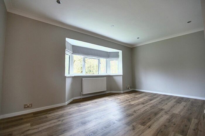 3 Bedroom Flat To Rent In Bromley Road, Shortlands, Bromley, BR2