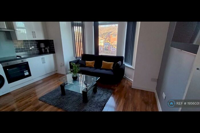 3 Bedroom Flat To Rent In Polygon Road, Manchester, M8