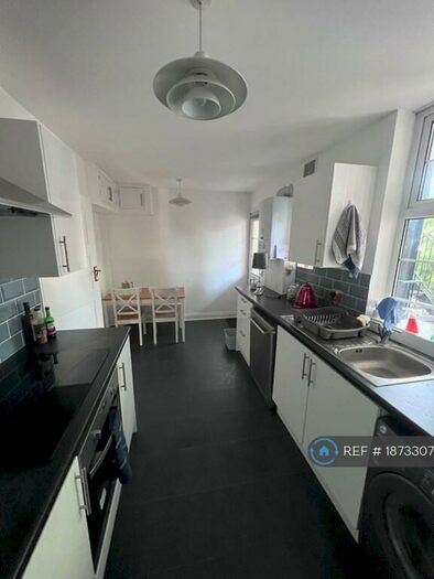 3 Bedroom Flat To Rent In Woodford House, London, E18