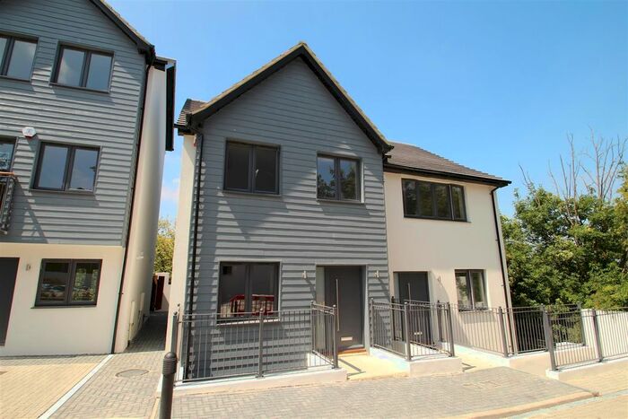 4 Bedroom Semi-Detached House To Rent In Parkview Rise, Adeyfield Road, Hemel Hempstead, HP2