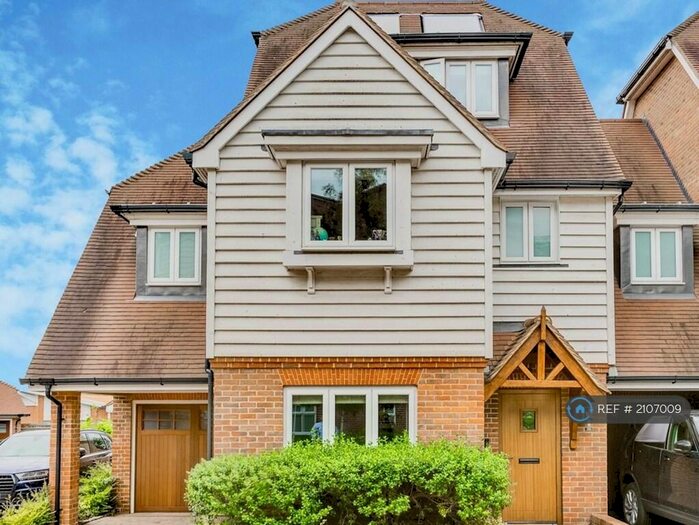 3 Bedroom End Of Terrace House To Rent In Rouse Close, Weybridge, KT13