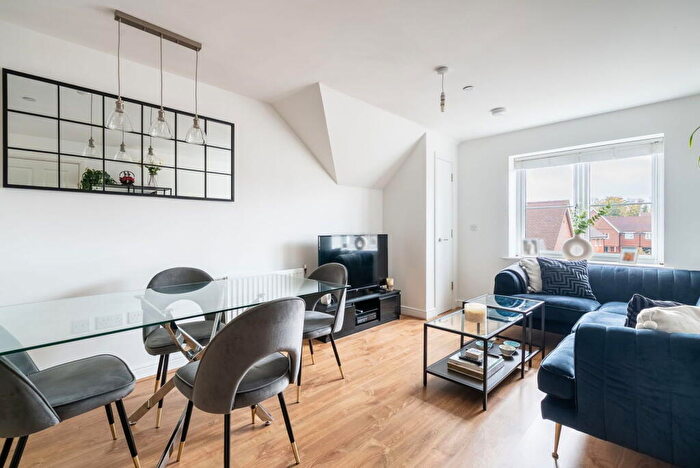 1 Bedroom Flat For Sale In Ceres Crescent, Epsom, KT17