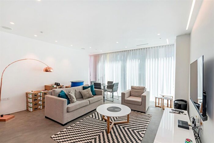 2 Bedroom Flat To Rent In At Buckingham Palace Road, Victoria, London, SW1W