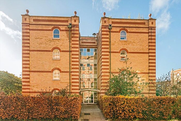 2 Bedroom Flat To Rent In Oriel Drive, Barnes, SW13