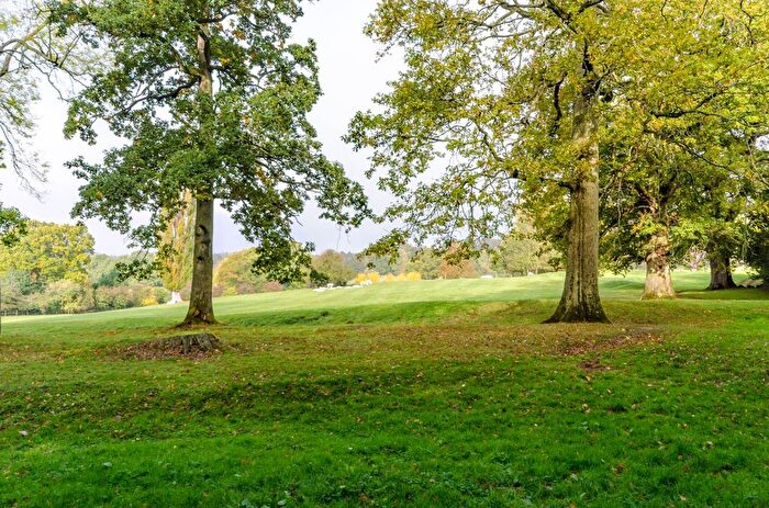 2 Bedroom Flat To Rent In Halfpenny Lane, Chilworth, Guildford, GU4