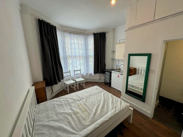 Studio To Rent In Pemberton Road, London, N4