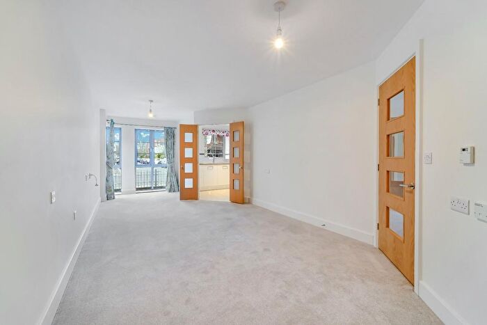 1 Bedroom Flat For Sale In Liberty House, Kingston Road, Raynes Park, SW20