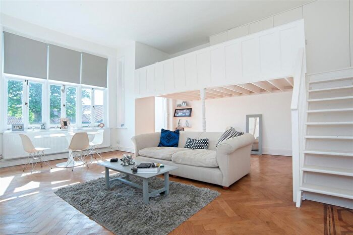 Studio To Rent In Crediton Hill, West Hampstead, NW6