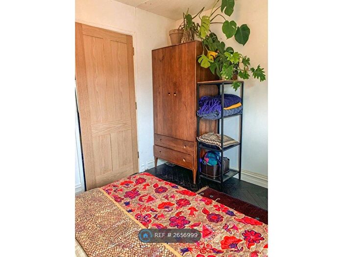 1 Bedroom Flat To Rent In Victoria Park Court, London, E9