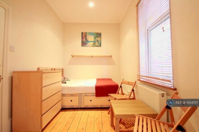 Studio To Rent In Hale Lane, Mill Hill, NW7