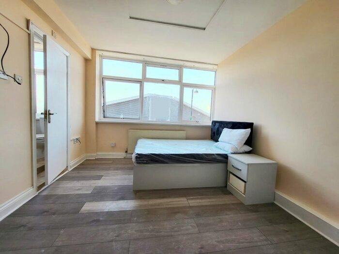 Studio To Rent In High Street, West Drayton, Greater London, UB7