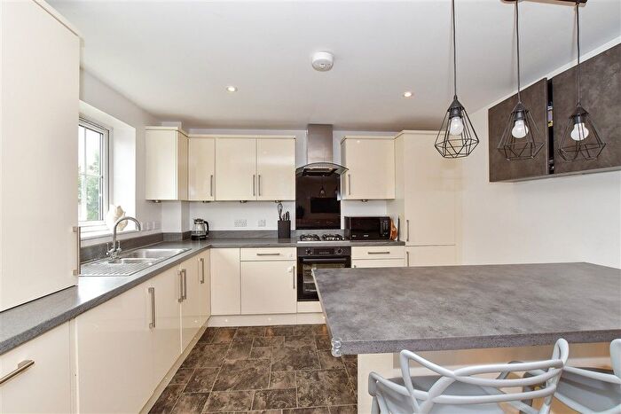 2 Bedroom Flat For Sale In Shipbourne Road, Tonbridge, Kent, TN10