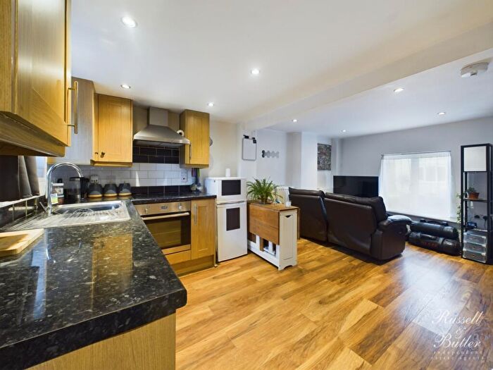 2 Bedroom Cottage For Sale In Gawcott Road, Buckingham, MK18