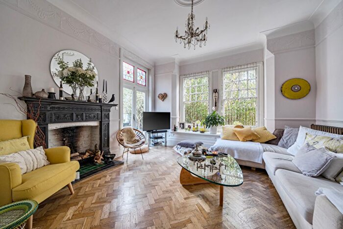 2 Bedroom Flat For Sale In Muswell Hill, London, N10