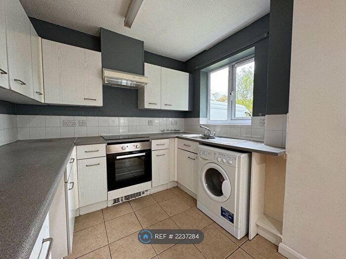 2 Bedroom Flat To Rent In Marmion Road, Nottingham, NG3