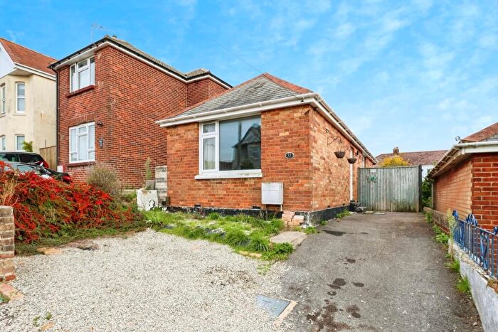 2 Bedroom Bungalow To Rent In Lincoln Road, Poole, BH12