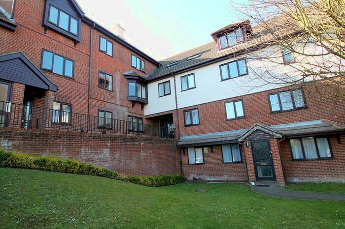 1 Bedroom Flat To Rent In Totteridge Avenue, High Wycombe, HP13