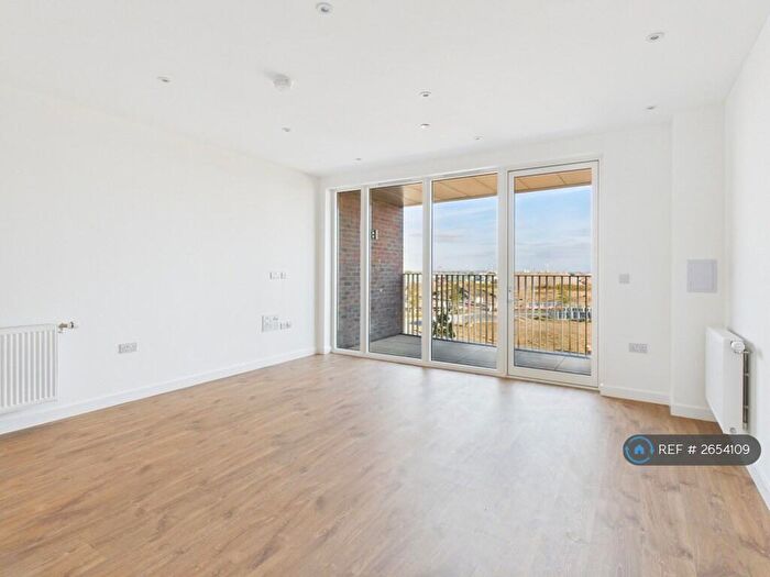 1 Bedroom Flat To Rent In Holcombe Mansions, Barking, IG11