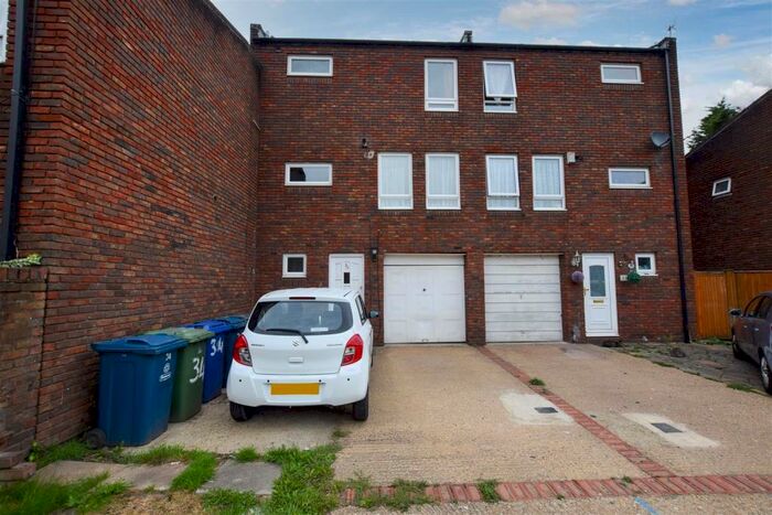 6 Bedroom Town House To Rent In Overbrook Walk, Edgware, HA8
