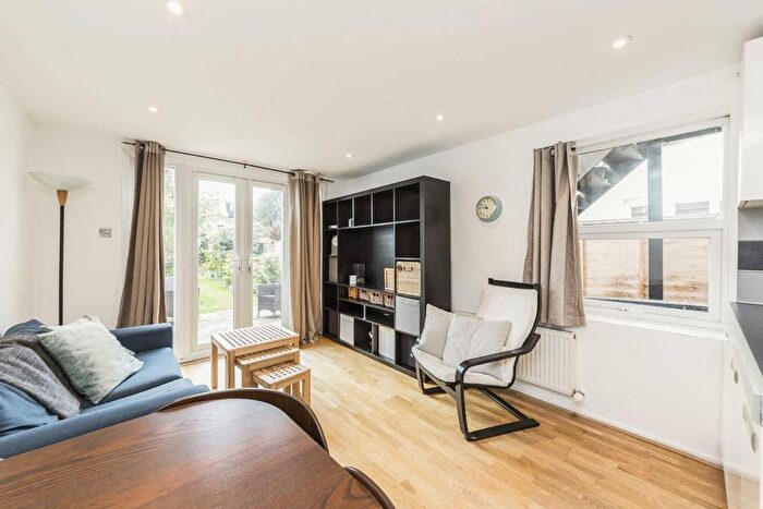 2 Bedroom Flat To Rent In Trevelyan Road, London, SW17