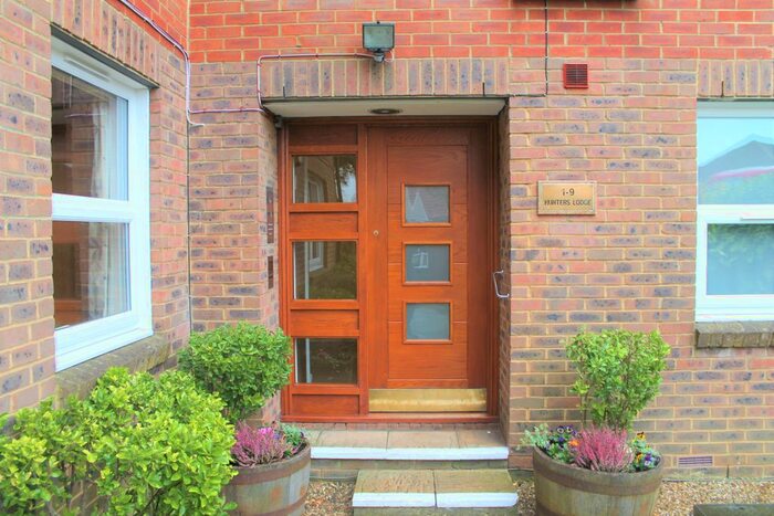 2 Bedroom Flat To Rent In Hale Lane, Edgware, HA8