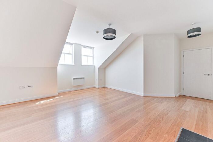 2 Bedroom Flat For Sale In The Maltings, Worcester Park, KT4