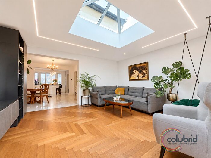 3 Bedroom Semi-Detached House For Sale In Heathview Road, Grays, RM16