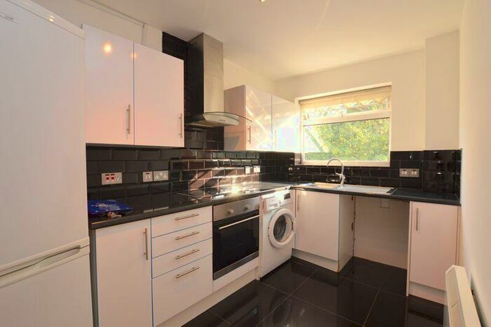 2 Bedroom Apartment To Rent In The Avenue, Hatch End, HA5