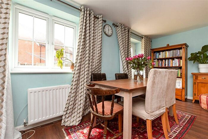 4 Bedroom Semi-Detached House For Sale In Burgess Road, Horley, Surrey, RH6