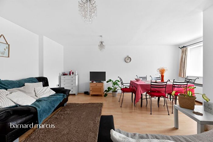 2 Bedroom Flat For Sale In Macmillan Way, London, SW17