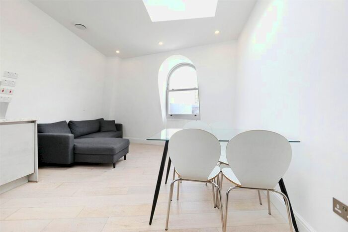 2 Bedroom Flat To Rent In Woodstock Grove, London, W12