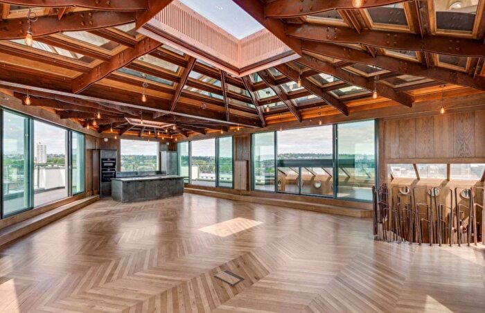 4 Bedroom Flat To Rent In Holmes Road, Kentish Town, NW5