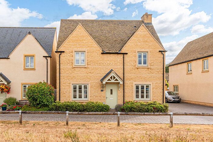 4 Bedroom Detached House For Sale In Draper Close, Tetbury, GL8