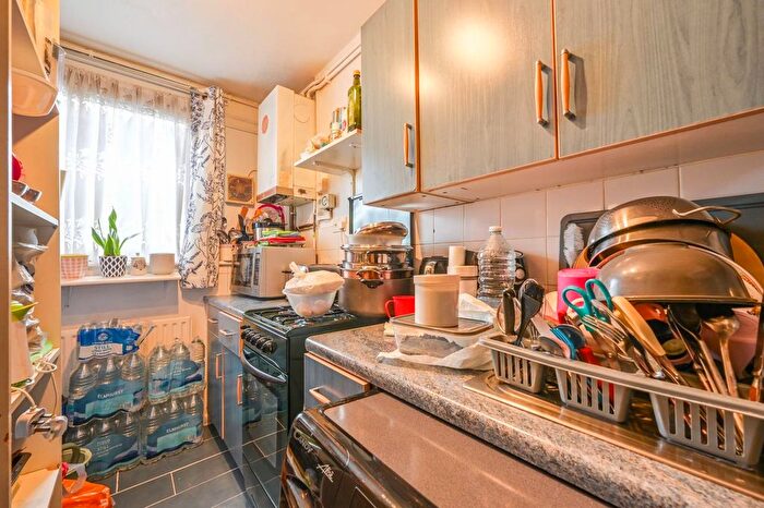 3 Bedroom Maisonette For Sale In Burdett Road, Tower Hamlets, London, E14