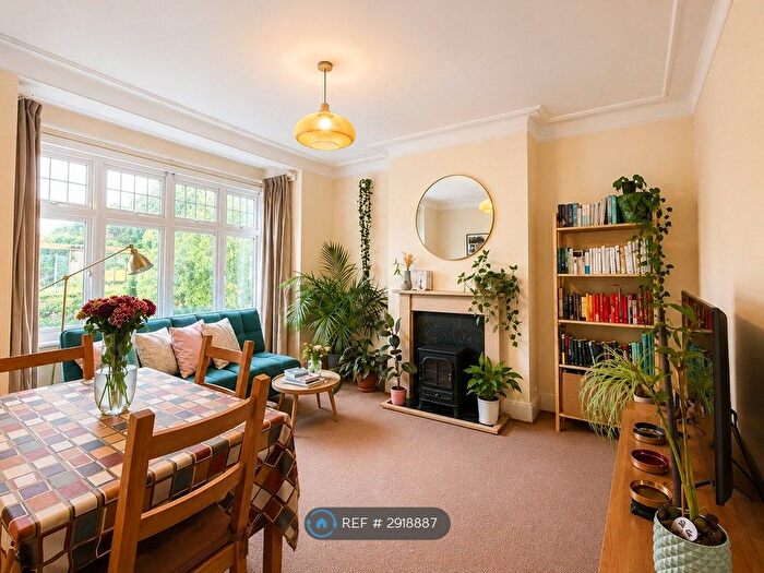 2 Bedroom Flat To Rent In High Street Wanstead, London, E11