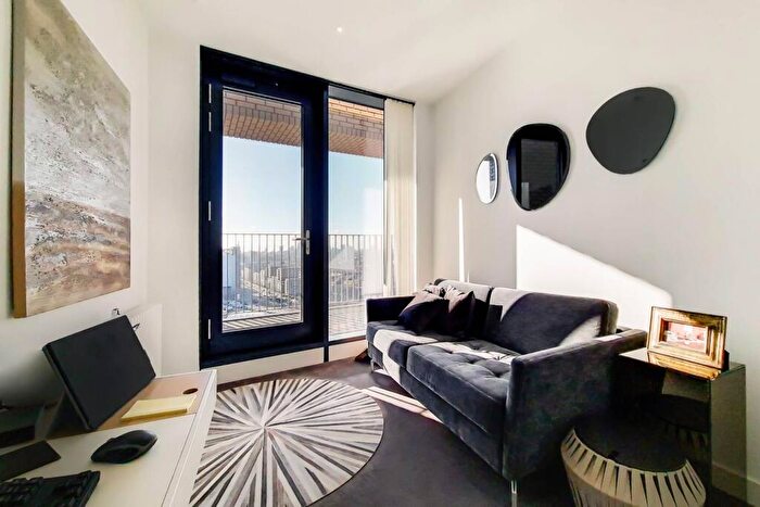 3 Bedroom Flat To Rent In Lyell Street, Canary Wharf, London, E14